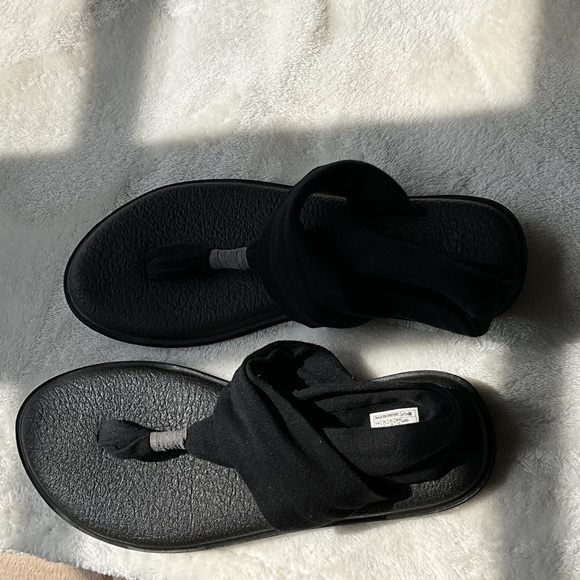 Sanuk Black Women's Sandals - Picture 1 of 2
